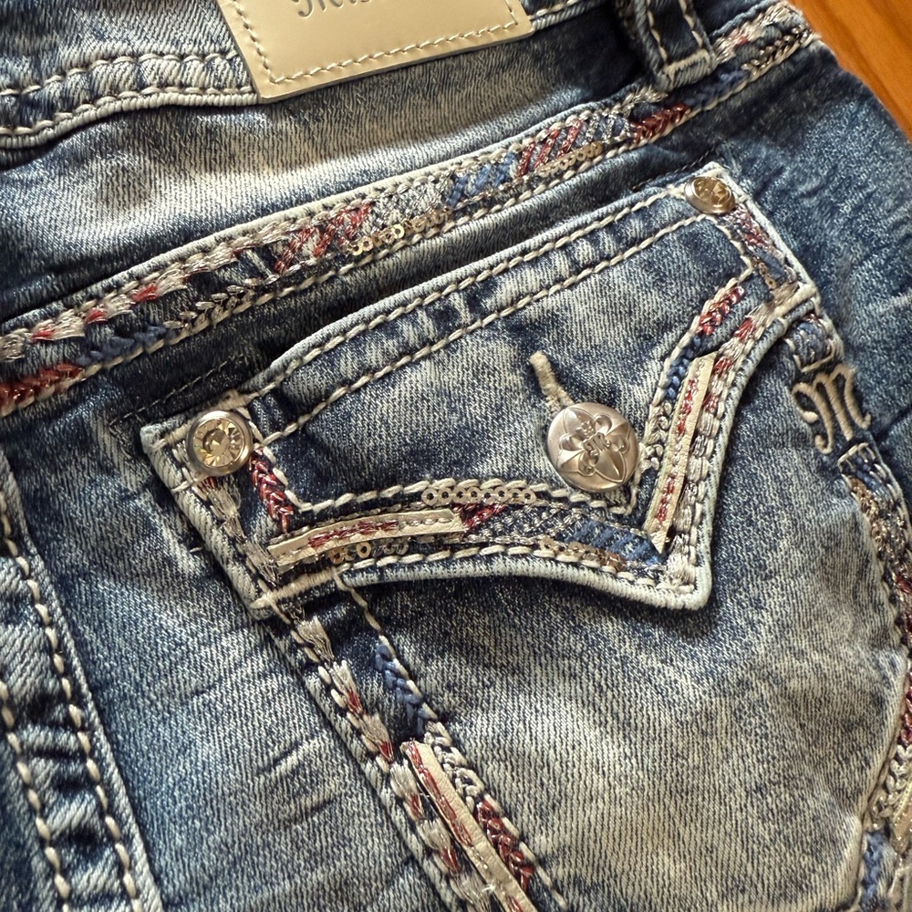 Ladies, curvy crop size 29 in great condition